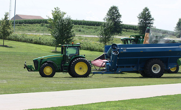 Nhật Bản phát triển robot và máy kéo không người lái để hỗ trợ nông dân