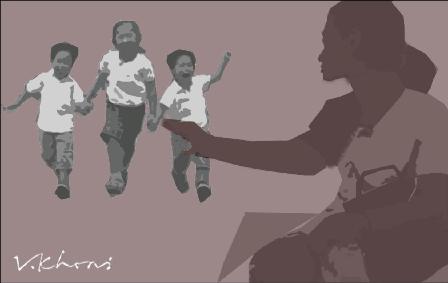 Người phụ nữ “mất” con đang được giúp đỡ