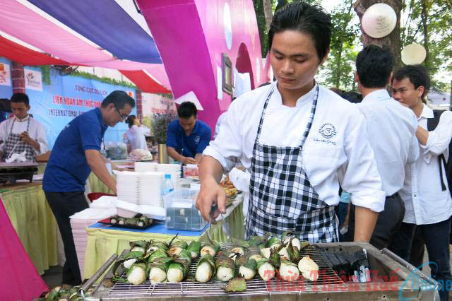 Thưởng thức món ngon tại festival