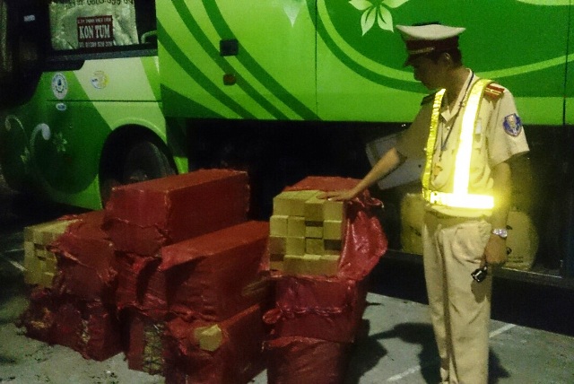 Bắt 1,5m3 gỗ vận chuyển bằng xe khách