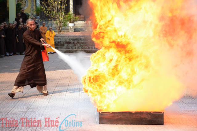 Tập huấn nghiệp PCCC cho tăng, ni, sư