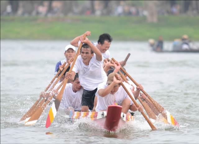 Không cờ người thì có đua ghe