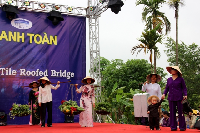 Hàng ngàn du khách tìm về Chợ quê ngày hội