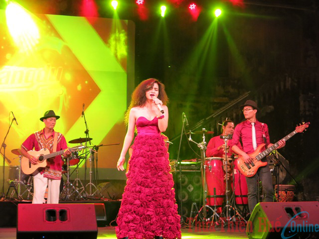 Ban nhạc Lãng Du và Paulina y el Buscapié khai màn sân khấu Cung An Định