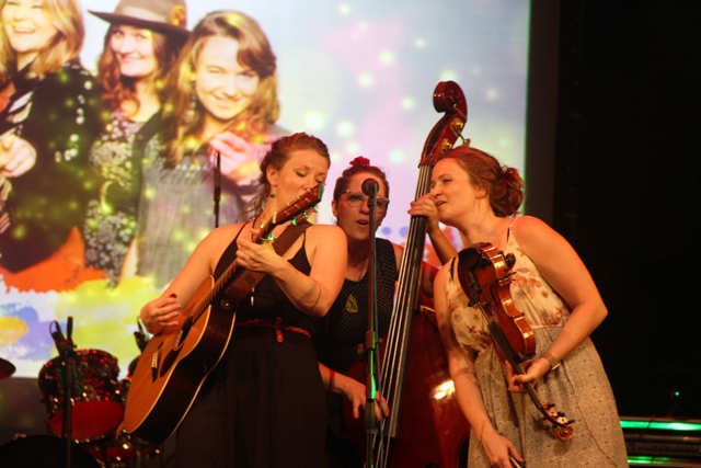 “Phiêu” cùng Della Mae