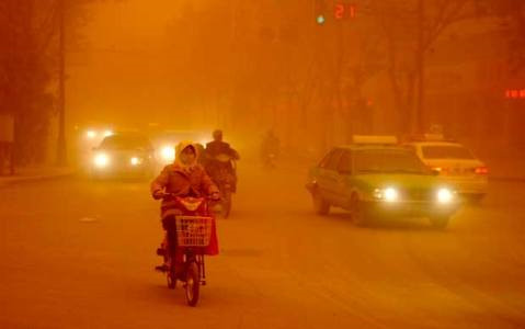 Bão cát gây gián đoạn giao thông và ô nhiễm ở Trung Quốc