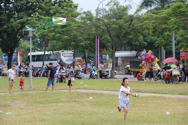 Cô bé 6 tuổi đến Huế tham gia “biểu diễn” diều
