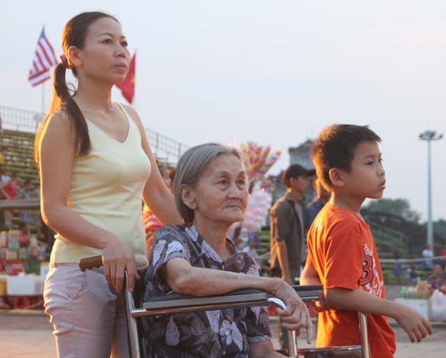 Ngồi xe lăn vẫn đi xem Festival Huế