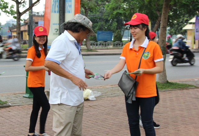 Sinh viên tuyên truyền an toàn thực phẩm trong Festival Huế