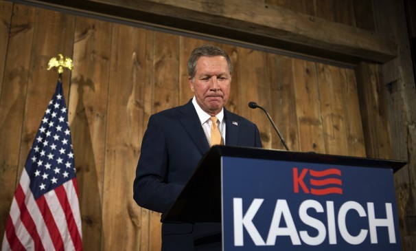 Đối thủ cuối cùng rút lui, Donald Trump chắc chắn là ứng viên tổng thống