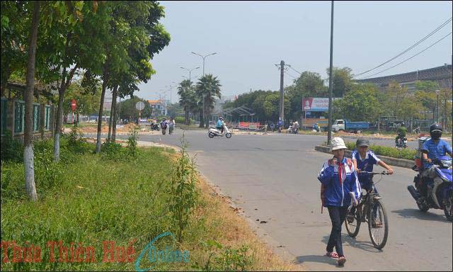 Vỉa hè, bó vỉa Nơi có, nơi không