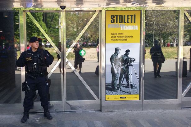 Czech sơ tán quy mô lớn vì kẻ nặc danh dọa cho nổ 10 quả bom