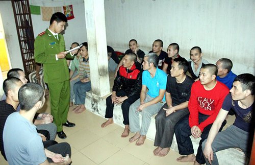 Lần đầu tiên tổ chức cho người bị tạm giam đi bầu cử