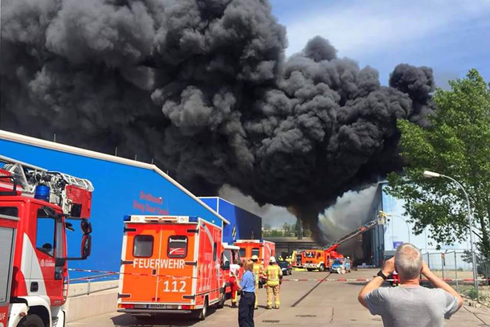 Cháy trung tâm thương mại của người Việt, khói bao phủ trời Berlin