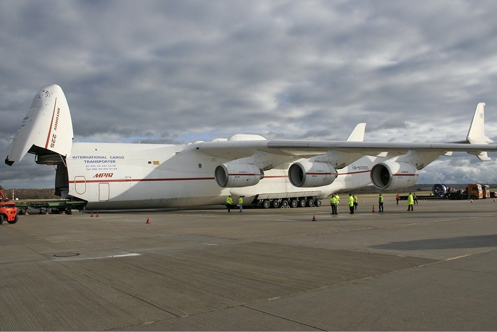 Máy bay lớn nhất thế giới thực hiện chuyến giao hàng qua 3 châu lục