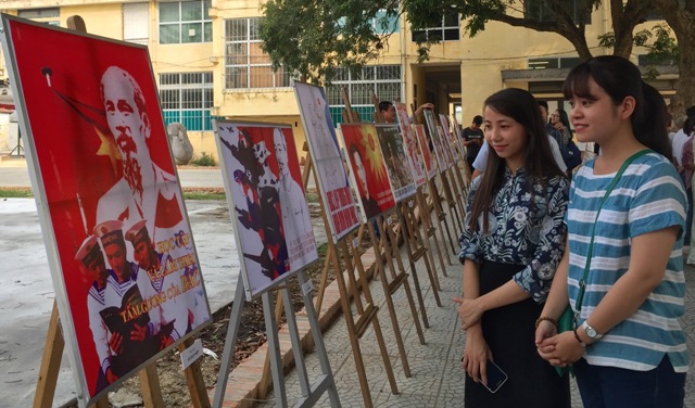 Triển lãm tranh cổ động về Chủ tịch Hồ Chí Minh