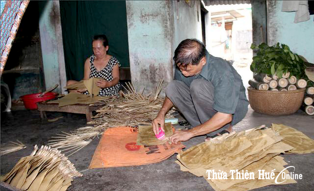 Mong manh nghề làm quạt giấy