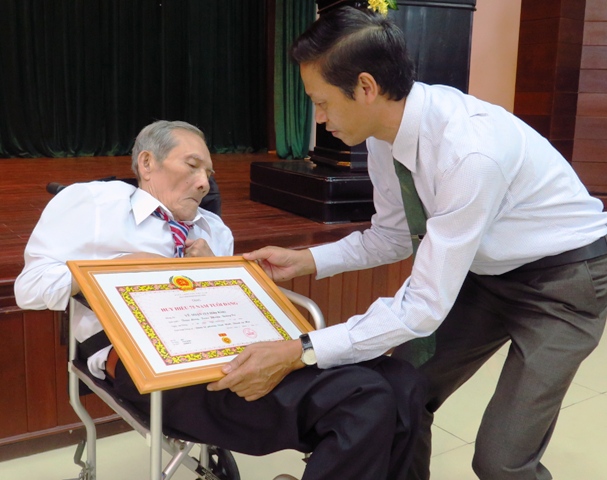 Thành ủy Huế trao Huy hiệu Đảng cho 151 đảng viên