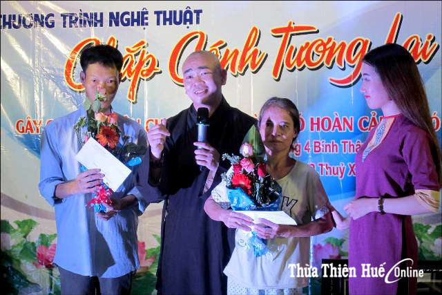 Trụ trì chùa Diệu Ngộ làm từ thiện