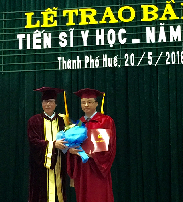 Trao bằng Tiến sĩ Y học cho 6 nghiên cứu sinh
