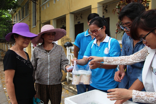 Cháo miễn phí cho bệnh nhân nghèo