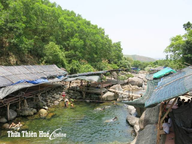 Chuyển hướng để du lịch thoát khó