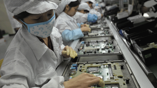 ​Foxconn thay 60 000 công nhân nhà máy bằng robot