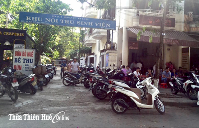 Lối đi của ký túc xá thành bãi đỗ xe