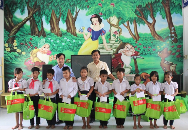 Trao 40 suất quà cho học sinh nghèo Quảng Công