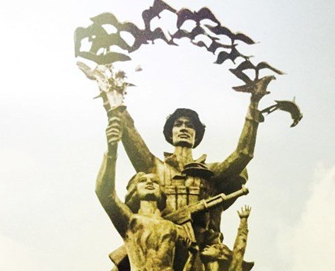 Điêu khắc tượng đài Nhiều và xấu quá