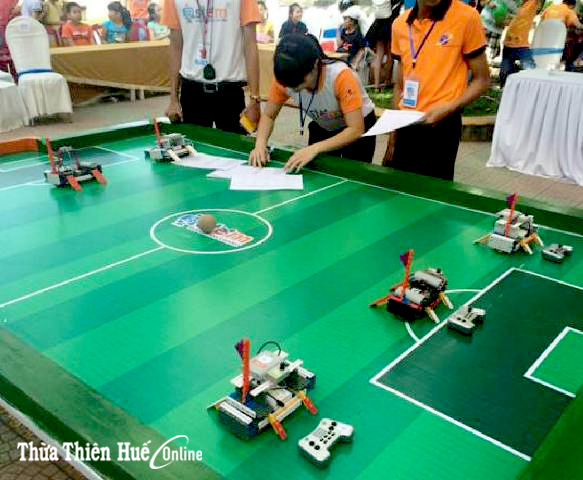 Học sinh tiểu học thi Robocon