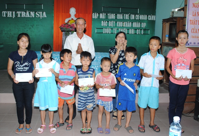 65 suất quà cho trẻ em khuyết tật và có hoàn cảnh khó khăn