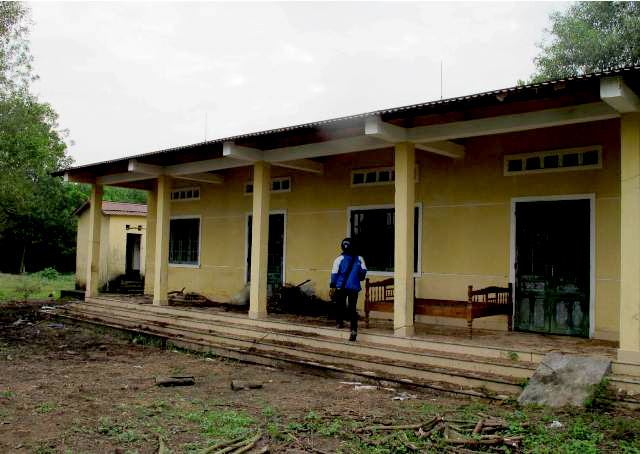 Xây trường rồi để hoang