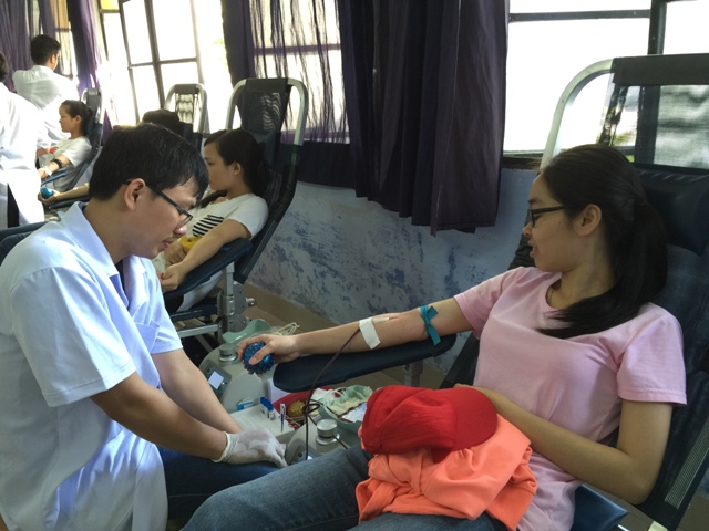 Sinh viên Trường đại học Y Dược 
tham gia Ngày hội hiến máu