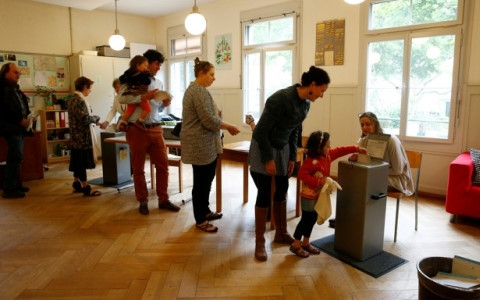 75 người Thụy Sĩ phản đối nhận tiền chu cấp hàng tháng từ nhà nước