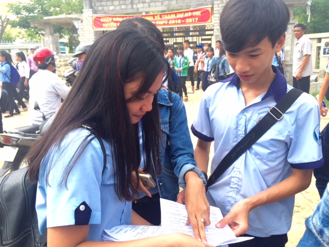 Kết thúc phần 1 kỳ thi tuyển sinh lớp 10  Kẻ cười người than