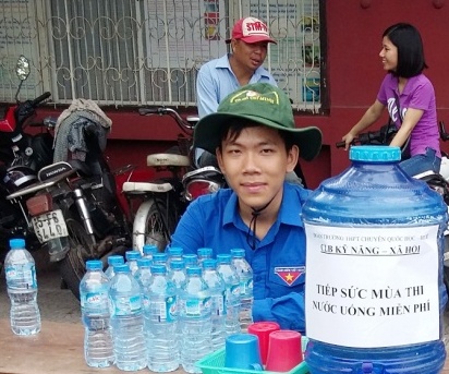 Học sinh Quốc Học hỗ trợ nước uống cho thí sinh