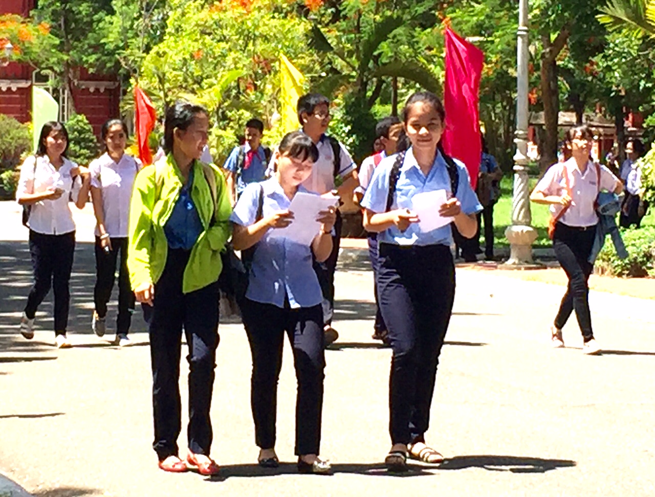 Hơn 1 200 thí sinh thi vào các lớp chuyên Quốc Học