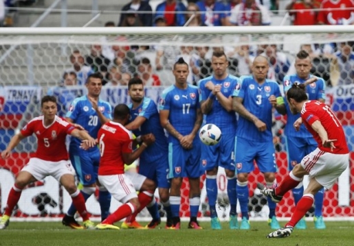 Bale sút phạt đẹp mắt, xứ Wales nhọc nhằn đánh bại Slovakia