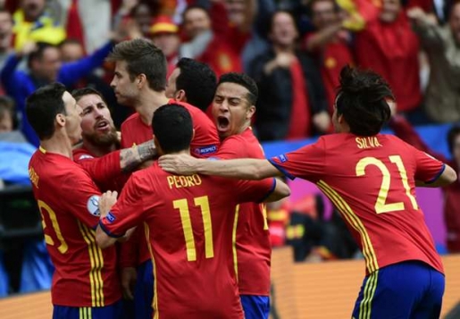 Pique sắm vai người hùng, TBN thắng chật vật CH Séc