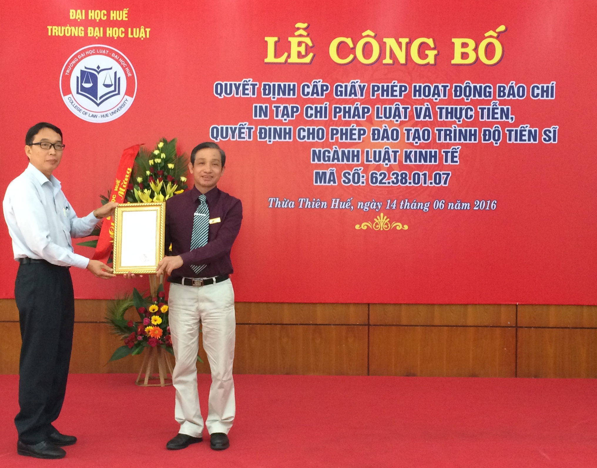 Trao Quyết định cấp giấy phép hoạt động báo chí in và đào tạo trình độ tiến sĩ