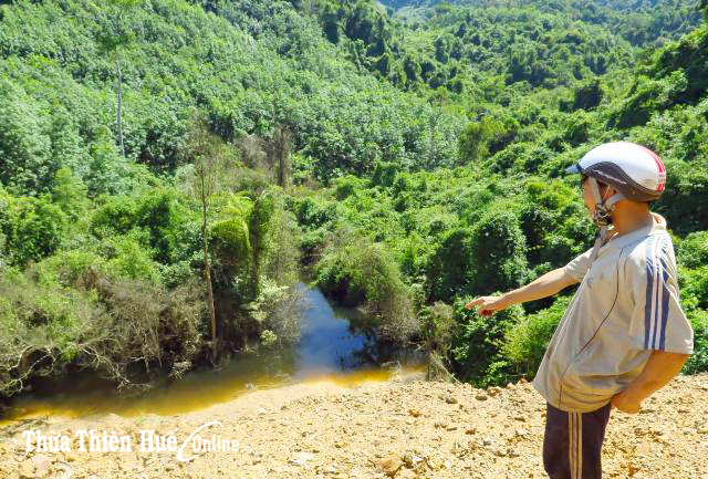 Bãi thải lấp suối và đường của dân