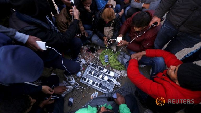 Sáng kiến giúp người tị nạn sạc điện thoại bằng năng lượng mặt trời