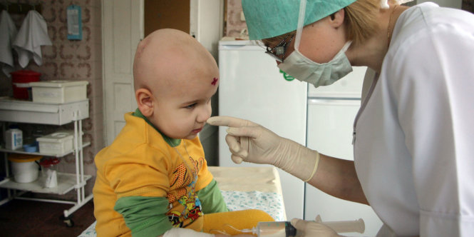 Giá thuốc cắt cổ, người giàu cũng khóc