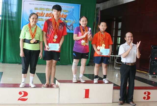 9 bộ huy chương được trao cho các cá nhân, gia đình