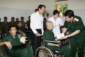 Dành hơn 397,7 tỷ đồng tặng quà cho người có công