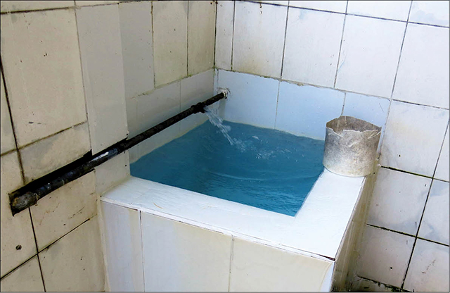 Nhà vệ sinh công cộng thiếu van khóa nước