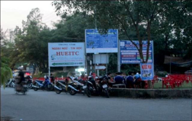 Vòng xuyến cuối đường Hồ Đắc Di thành nơi buôn bán