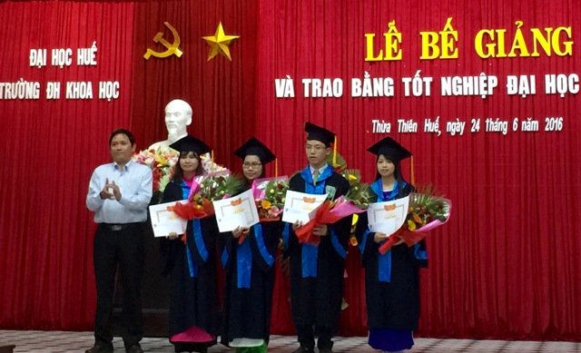 Trao bằng tốt nghiệp cho 728 sinh viên khóa 36