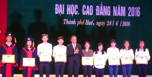 Trao bằng tốt nghiệp đại học, cao đẳng cho gần 700 tân kỹ sư